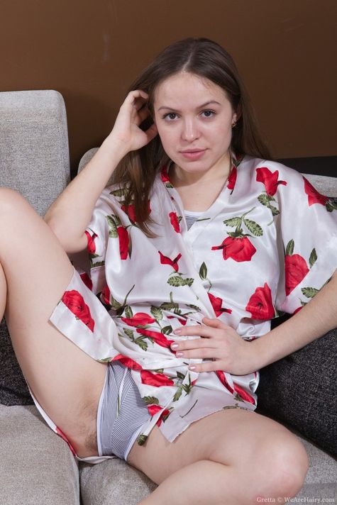 Роскошная соло модель Gretta приготовила сюрприз в виде густо заросшей пизды онлайн порно фото