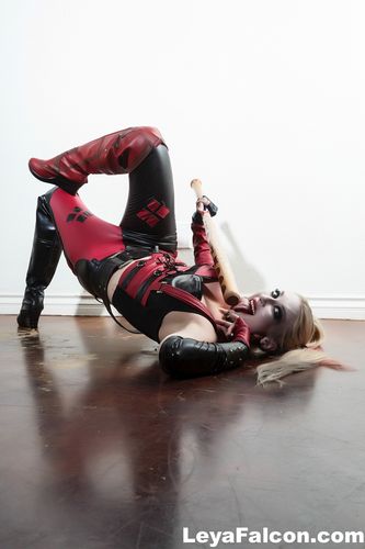 Голая гимнастка в сапогах показывает пизду с сиськами и закидывает высоко ноги