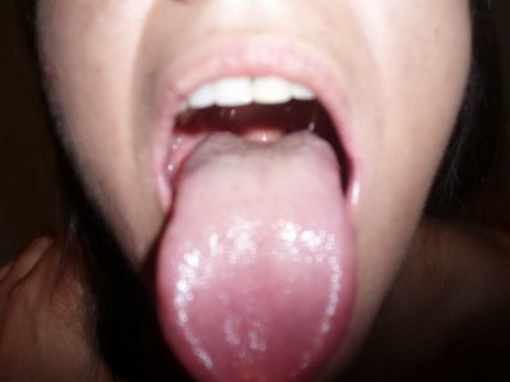 Сексуальная малышка показала свои способности сосать хуй домашнее порно фото