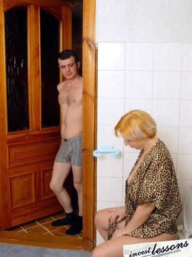 Голая мама в туалете сняла утренний стояк у сына, инцест