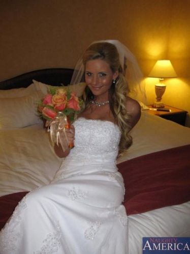 Красивый отсос невесты в фате и платье