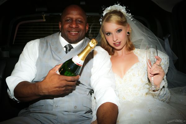 Негр трахает невесту после распития шампанского в лимузине