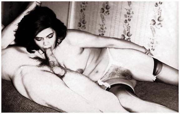 Черно-белые ретро порно фото сексуальной красотки демонстрирующей свою жаркую пизду и сосущую хуй