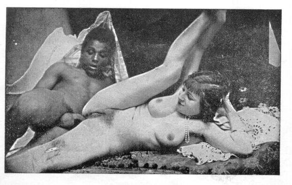 Белая женщина ебется с негром на ретро порно фото