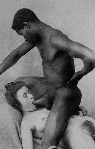 Белая женщина ебется с негром на ретро порно фото