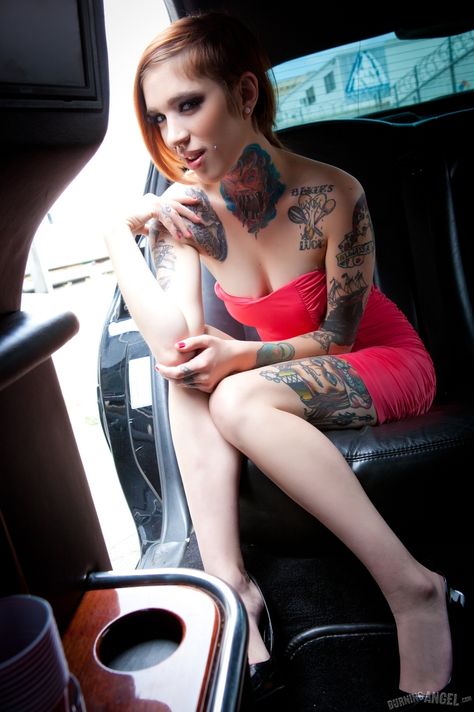 Татуированная сучка в машине на заднем сиденье оголила пизду и сует пальцы порно фото