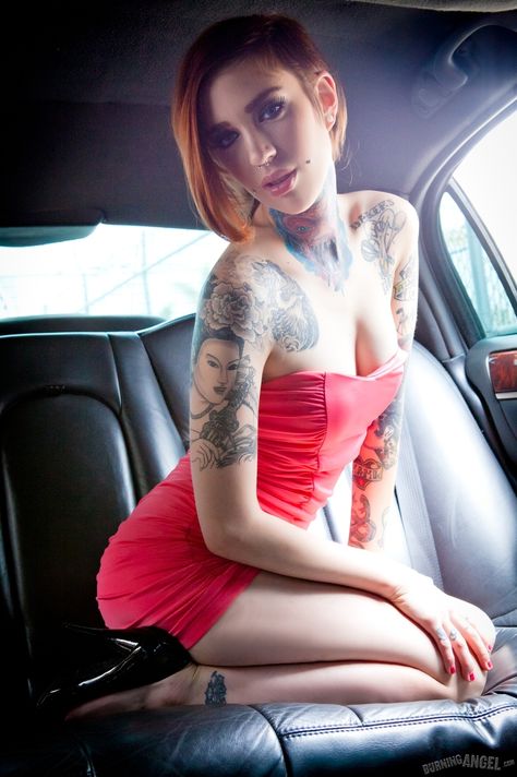 Татуированная сучка в машине на заднем сиденье оголила пизду и сует пальцы порно фото